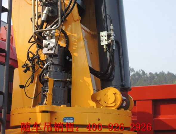 關注隨車吊底座上的回油管 關注隨車吊底座上的回油管