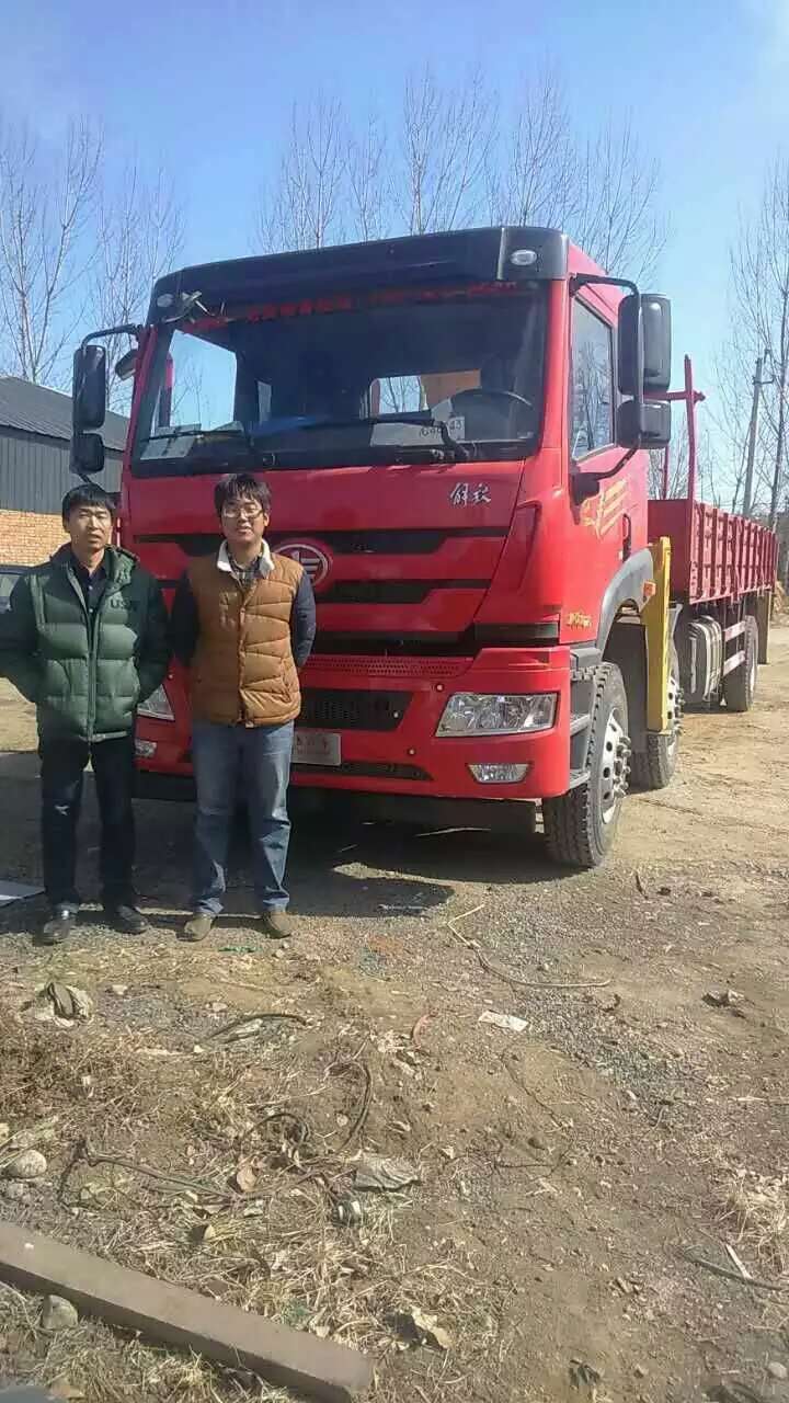 車輛到達客戶手上后與馮經理合影 車輛到達客戶手上后與馮經理合影