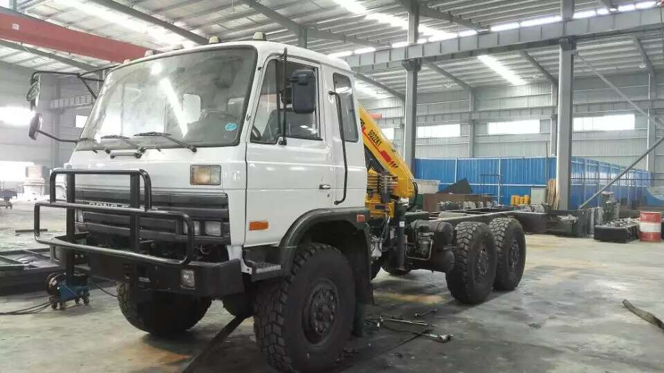 東風越野車隨車吊-六驅隨車吊