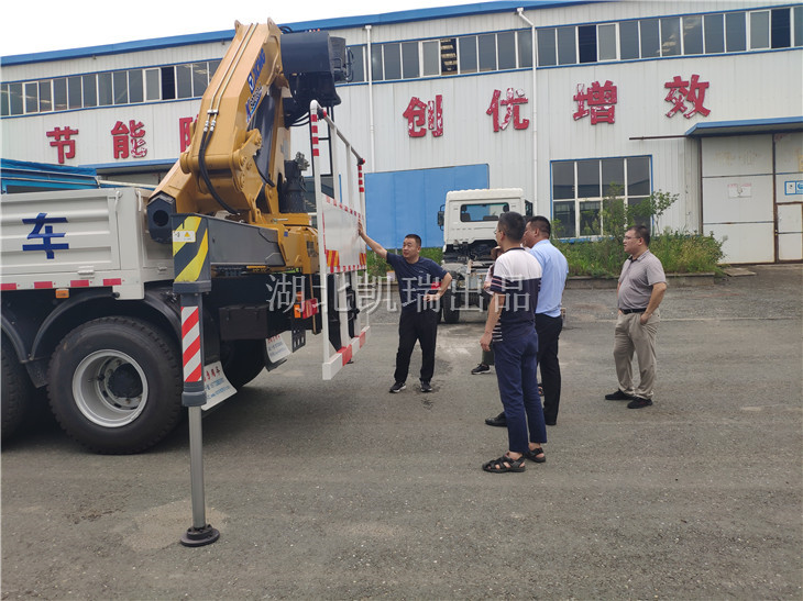 我公司技術(shù)人員給客戶講解操作要領(lǐng)及注意事項(xiàng) 我公司技術(shù)人員給客戶講解操作要領(lǐng)及注意事項(xiàng)