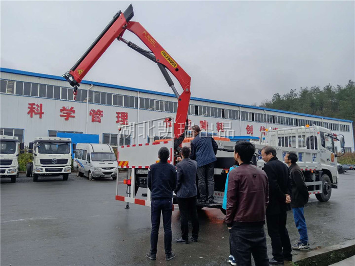 來安計量所領導親自操作車輛及吊機運轉 來安計量所領導親自操作車輛及吊機運轉