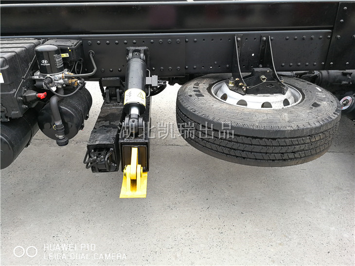 檢衡車底盤備胎架側置 檢衡車底盤備胎架側置