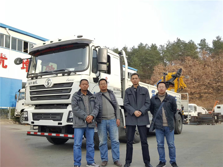 大冶有色金屬領導一行在車前進行合影 大冶有色金屬領導一行在車前進行合影