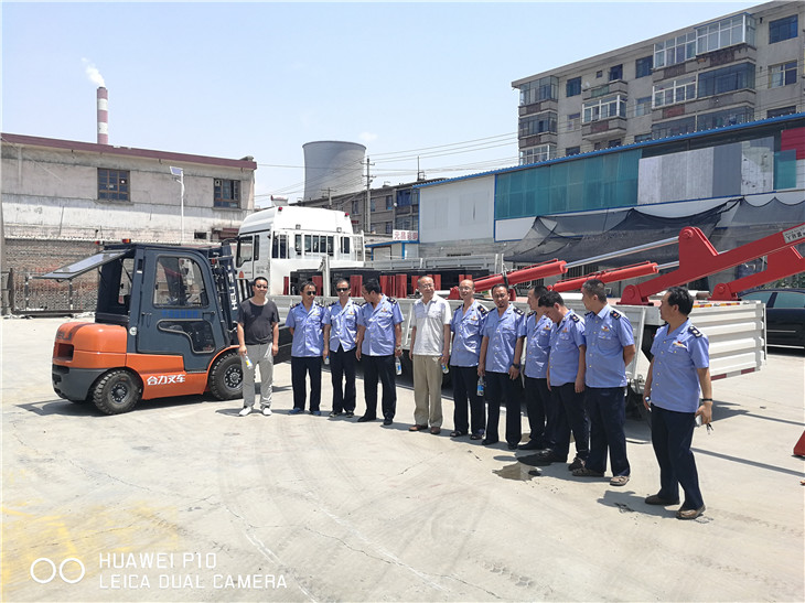 驗收完畢后局領(lǐng)導(dǎo)一行車前合影 驗收完畢后局領(lǐng)導(dǎo)一行車前合影