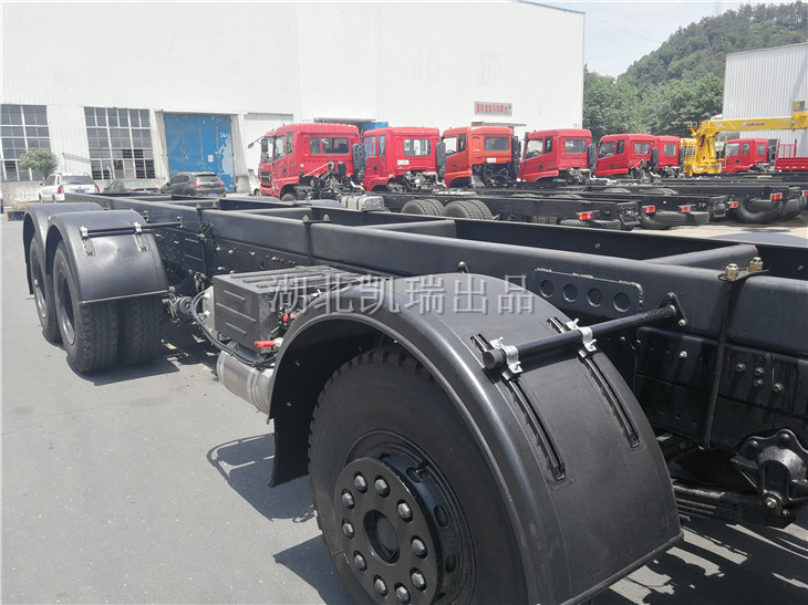 檢衡車底盤右側(cè)液壓油箱安裝位 檢衡車底盤右側(cè)液壓油箱安裝位