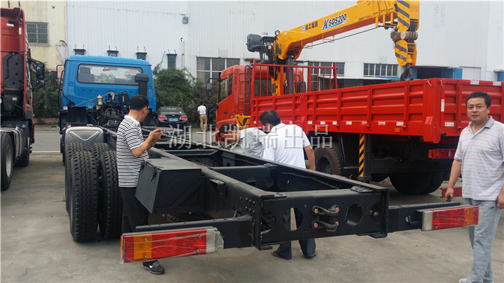 灤南縣質(zhì)監(jiān)局領(lǐng)導(dǎo)查看專用底盤細(xì)節(jié) 灤南縣質(zhì)監(jiān)局領(lǐng)導(dǎo)查看專用底盤細(xì)節(jié)